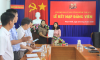Đ/c Lư Thái Tuyên, Bí thư Chi bộ trao Quyết định kết nạp Đảng viên cho đ/c Nguyễn Thị Loan