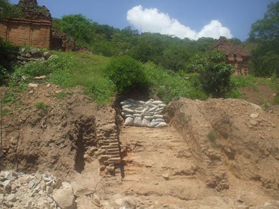 Con đường lên tháp Pô Tằm có hai bức tường gạch mới được phát hiện vào tháng 10/2012. (Ảnh: baobinhthuan.com.vn)