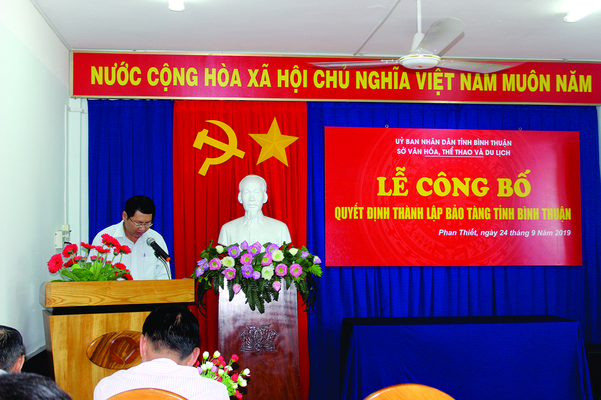 Ông Đoàn Văn Thuận đọc Quyết định thành lập đơn vị  Bảo tàng tỉnh Bình Thuận và Quyết định bổ nhiệm Ban Giám đốc.