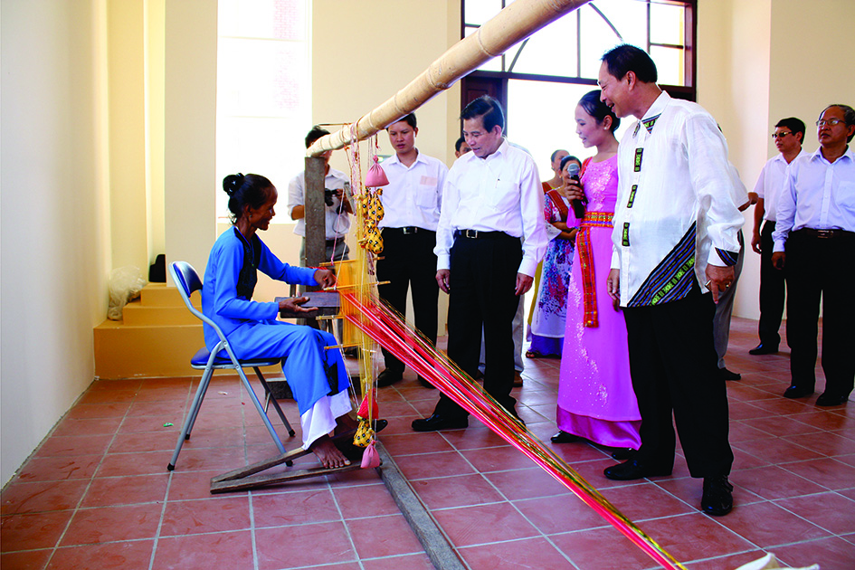 Chủ tịch nước Nguyễn Minh Triết xem trình diễn nghề dệt tại Trung tâm trưng bày văn hóa Chăm