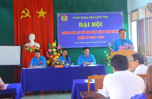 Đồng chí Trần ngọc Phúc - Chủ tịch CĐVC tỉnh phát biểu chỉ đạo Đại hội.