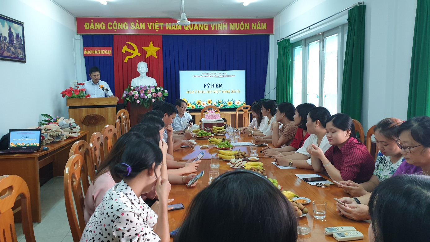 Đ/c Uông Trung Hòa - Chủ tịch Công đoàn cơ sở Bảo tàng tỉnh ôn lại truyền thống Ngày Phụ nữ Việt Nam