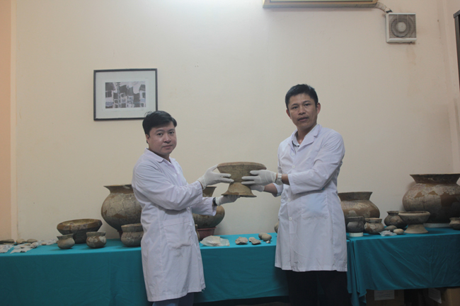 TS.Trương Đắc Chiến - chủ trì khai quật (bên trái) bàn giao hiện vật cho ông Uông Trung Hòa - Trưởng phòng Nghiệp vụ Bảo tàng
