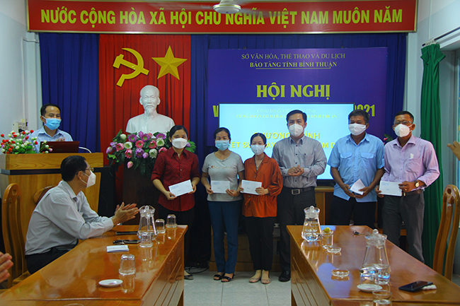 Đồng chí Trần Ngọc Phúc – Chủ tịch CĐVC tỉnh trao quà cho viên chức, lao động